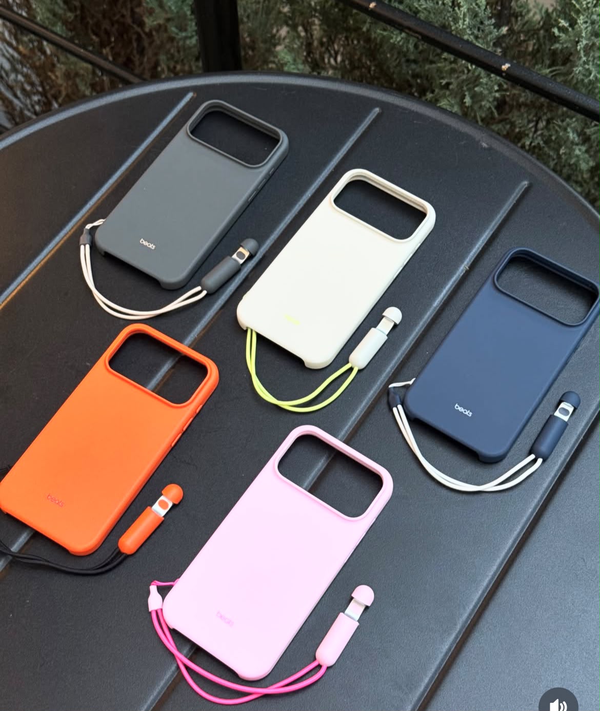 Beats  Silicone Kickstand Case With Magsafe  (ic) Animation & Camera Control Button